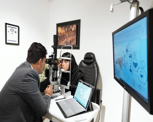 معاینه با دستگاه چشم‌پزشکی